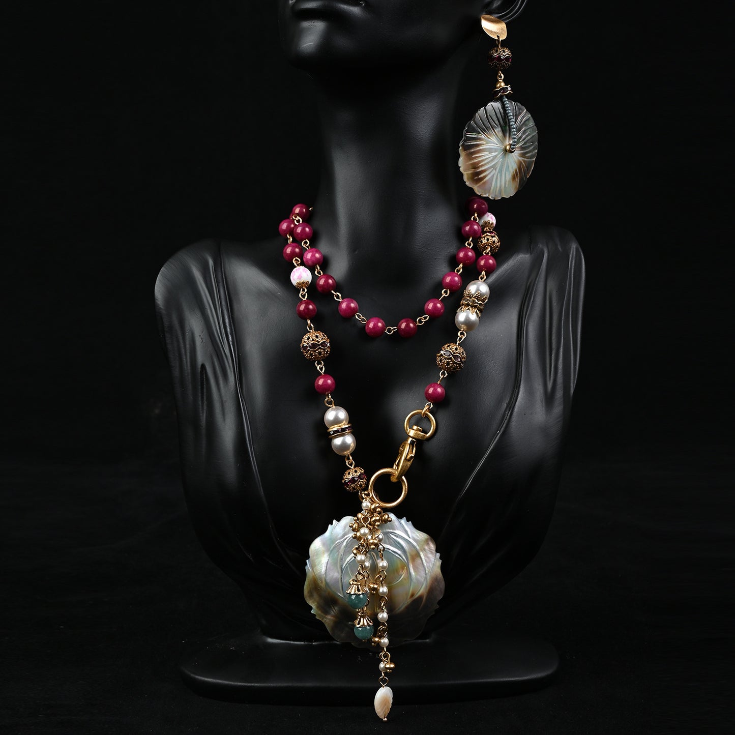 Vintage Shell Pendant Beaded Necklac