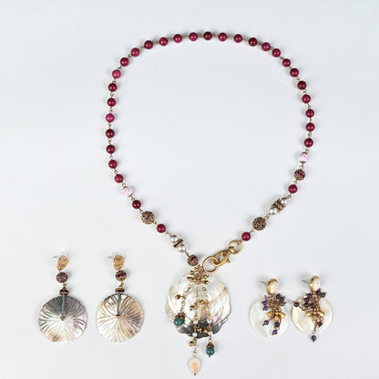 Vintage Shell Pendant Beaded Necklac