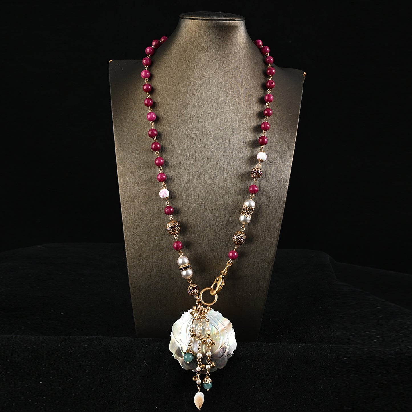 Vintage Shell Pendant Beaded Necklac