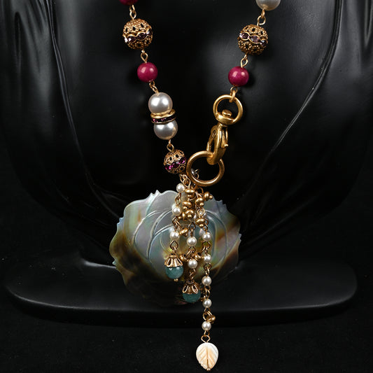 Vintage Shell Pendant Beaded Necklac